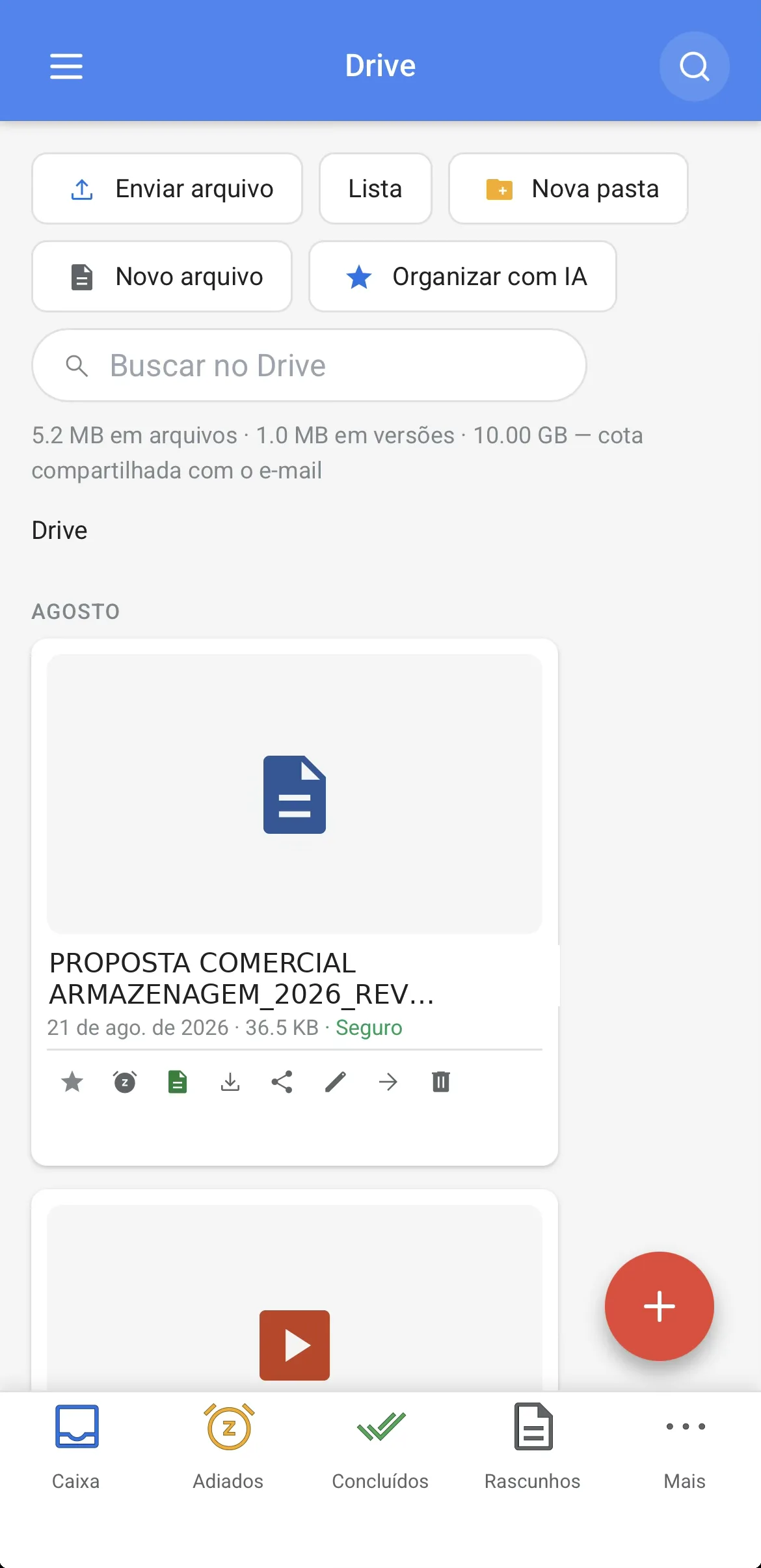 Drive do INBOX no celular, com arquivos agrupados por mês, busca e o botão de organização assistida por IA